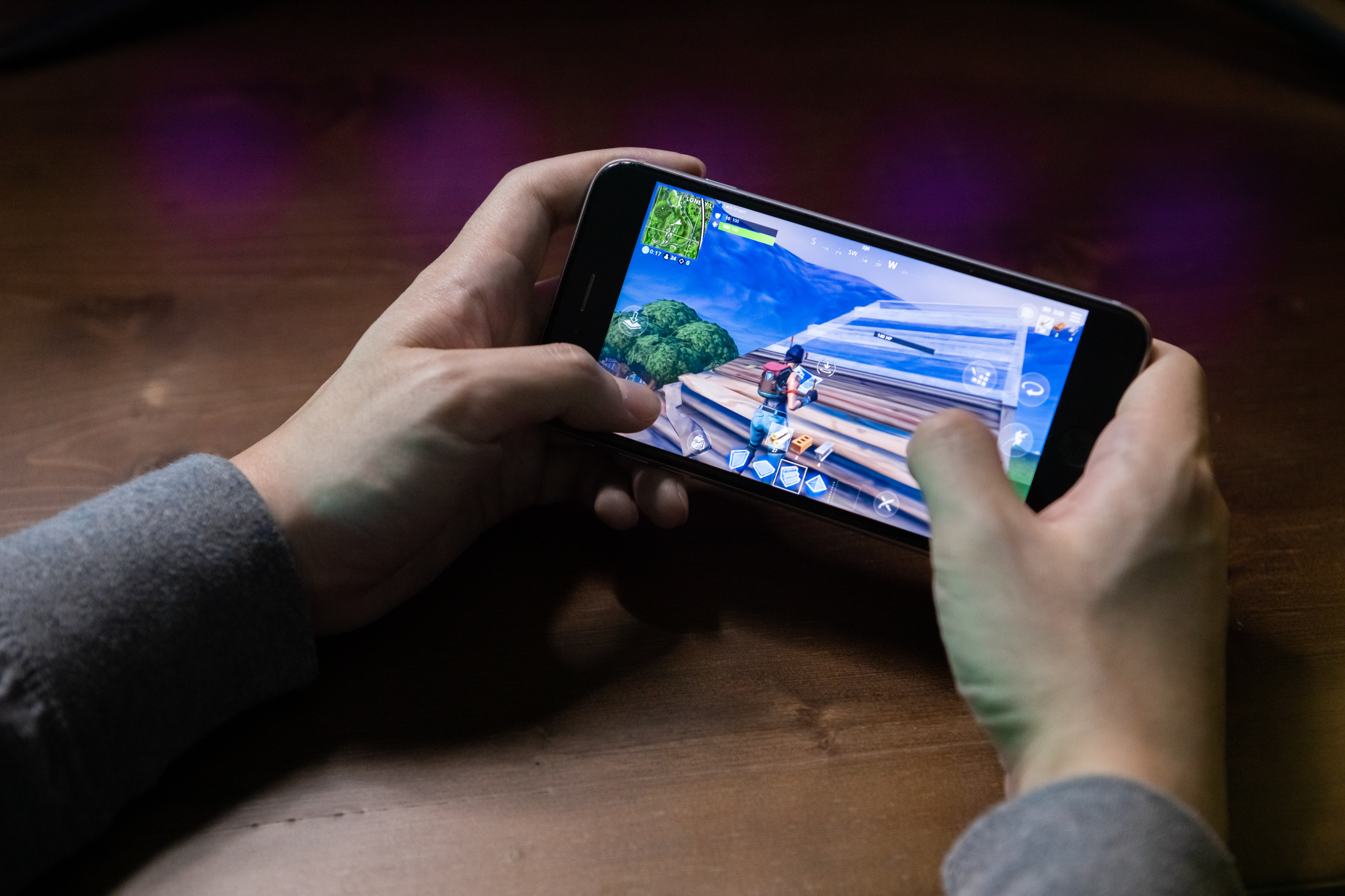 i would personally recommend the more complicated claw grip two thumbs two index fingers when playing fortnite mobile it will take some time to get used - how to get really good at fortnite mobile