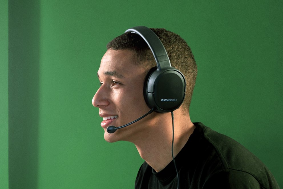 
 Gamer chatting with teammates via the Arctis 1 for Xbox gaming headset microphone.
 