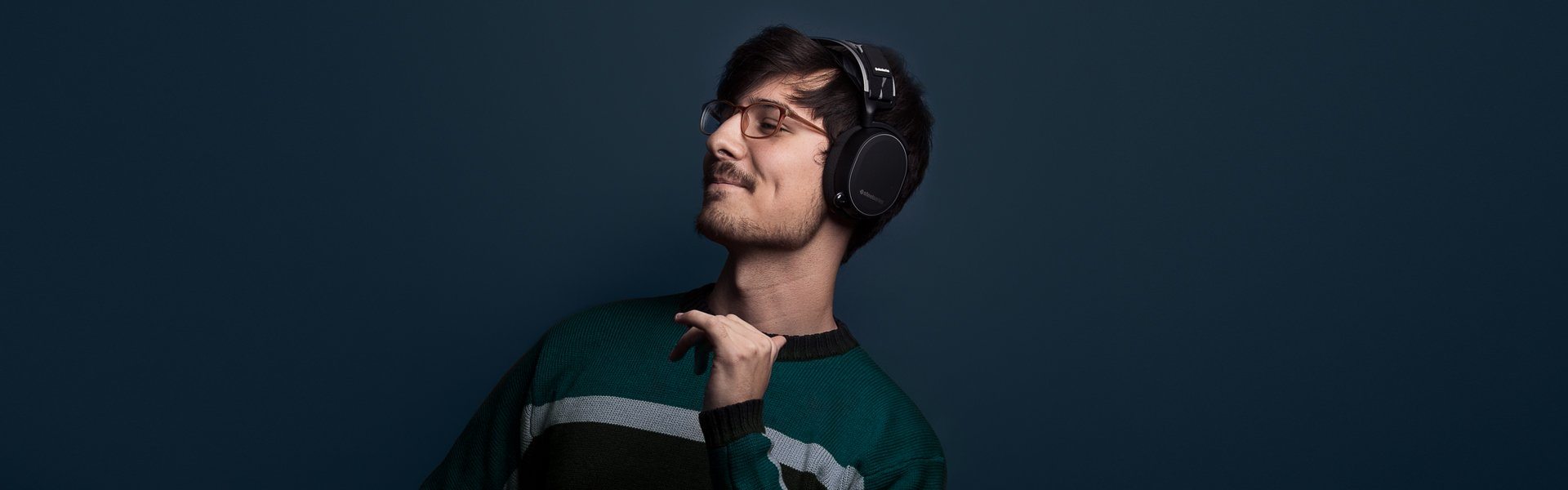 https://media.steelseriescdn.com/thumbs/filer_public/d2/5c/d25c08d9-f297-489e-acf1-06489c8c6ac5/arctis7_1920x600_image2.jpg__1920x700_q85_crop-smart_optimize_subsampling-2.jpg